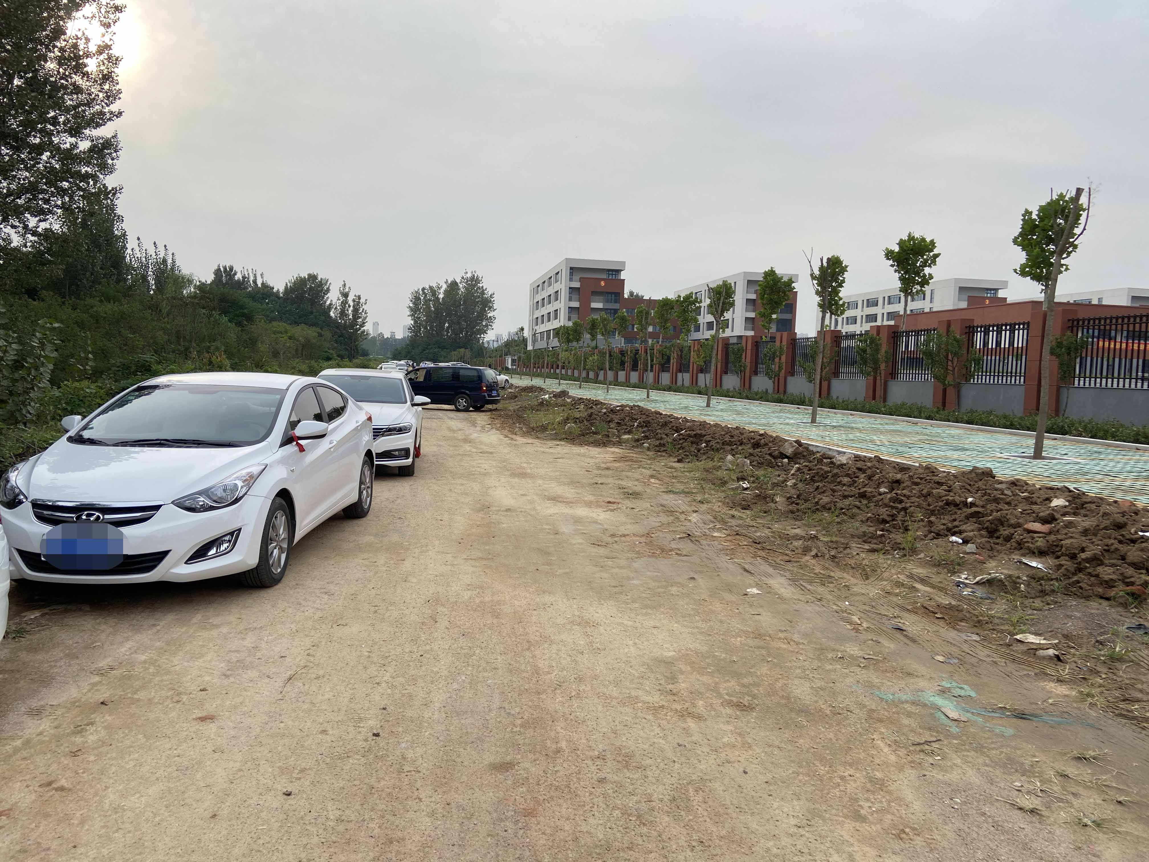玉龙湾开发商投资建设的高新区实验学校南门道路已启动修建(图1)