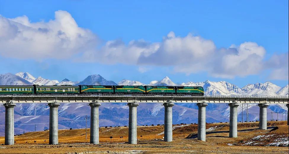 匠心倾注 封顶大吉丨中国铁建·嬴兴园品质初现 喜封金顶(图4)