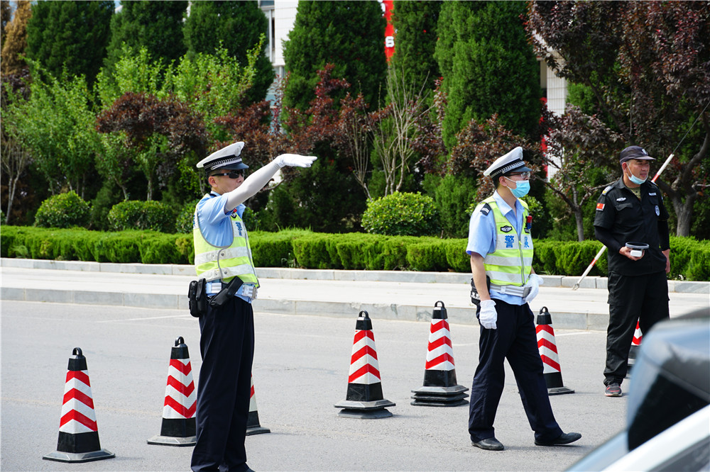 玉龙湾炎炎夏日送清凉，慰问莱芜交警及考场安保执勤人员，助力高考！(图1)