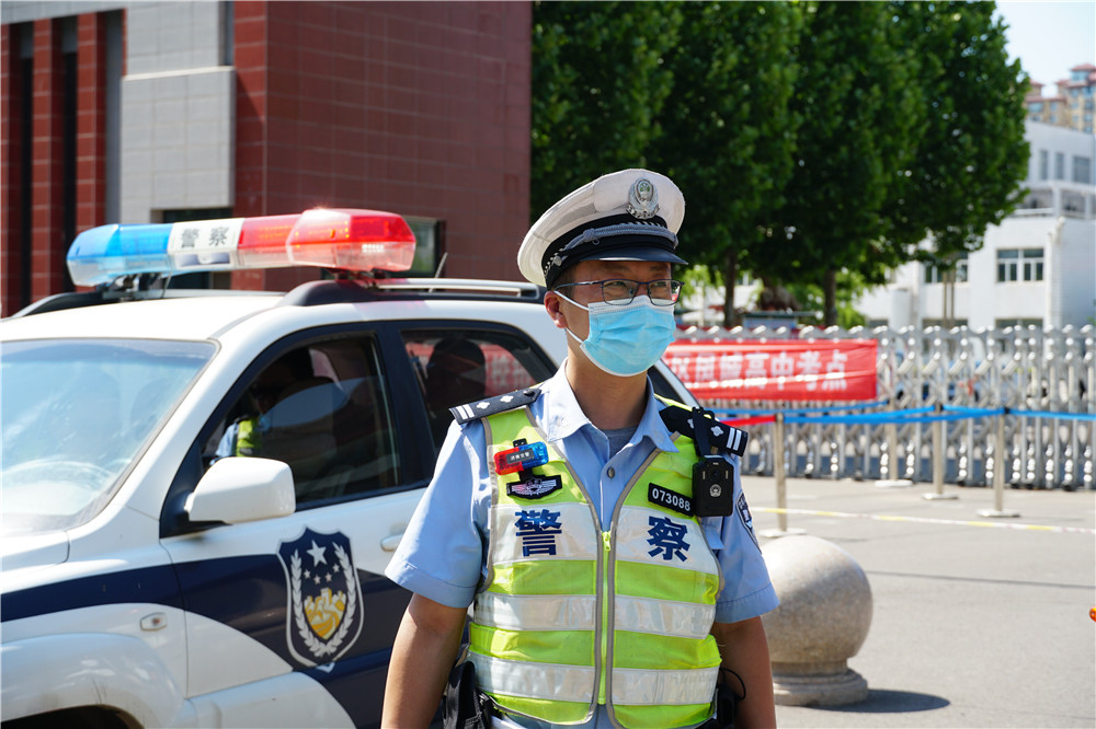 玉龙湾炎炎夏日送清凉，慰问莱芜交警及考场安保执勤人员，助力高考！(图2)