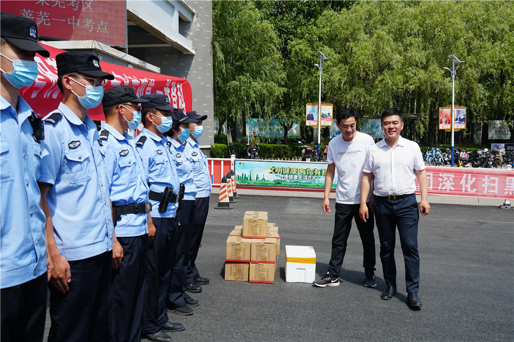 玉龙湾炎炎夏日送清凉，慰问莱芜交警及考场安保执勤人员，助力高考！(图10)