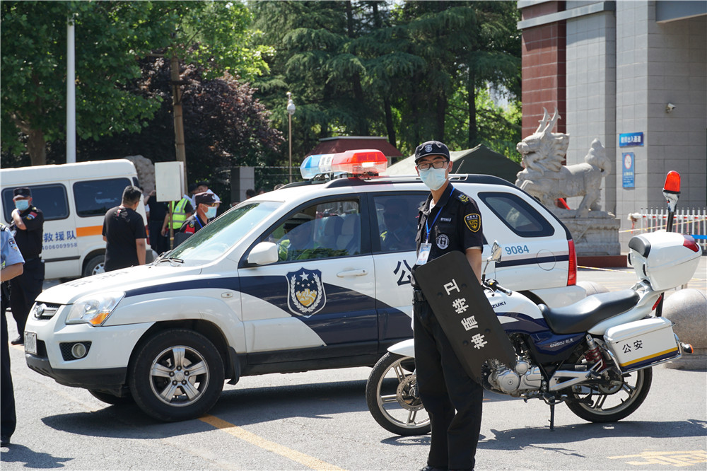 助力高考 | 兴宇·凤栖台“爱心送水”，慰问高考执勤民警 (图1)