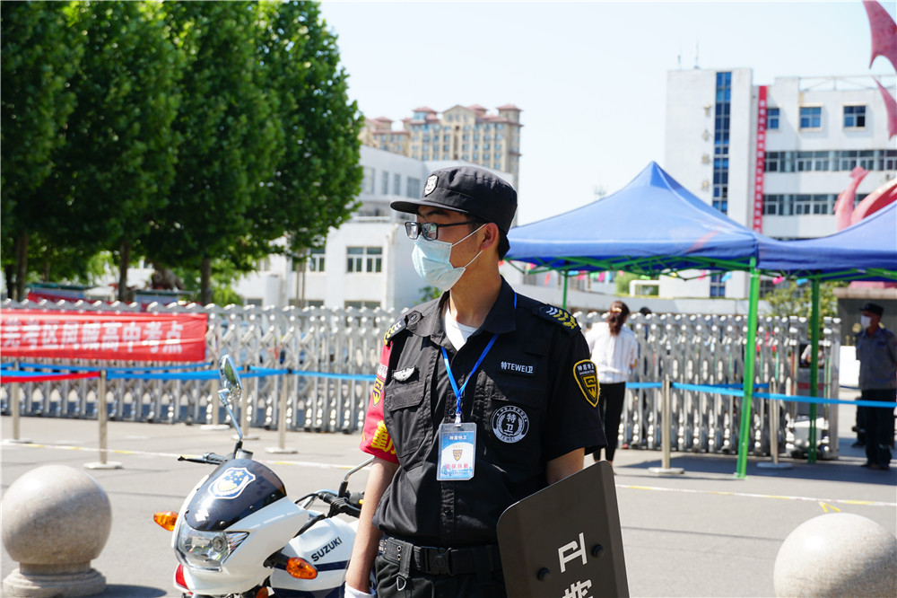 助力高考 | 兴宇·凤栖台“爱心送水”，慰问高考执勤民警 (图3)