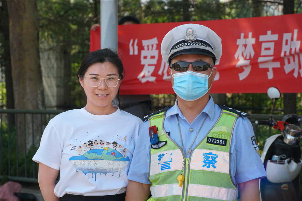助力高考 | 兴宇·凤栖台“爱心送水”，慰问高考执勤民警 (图4)