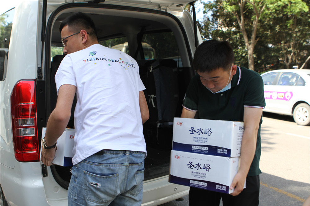 助力高考 | 兴宇·凤栖台“爱心送水”，慰问高考执勤民警 (图5)